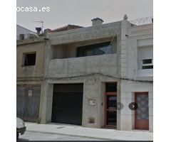 Casa con almacén para negocio en calle comercial