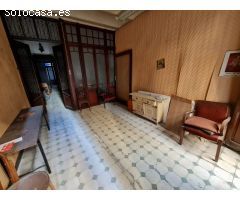 CASA CENTRICA PARA REFORMAR EN LA CALLE ENMEDIO DE CASTELLON.