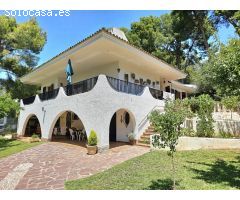 Majestuoso chalet  en Urbanización Las Palmas para entrar a vivir.