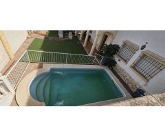 Impresionante Chalet en Urbanización Encinares de Alcolea con Piscina y Amplias Estancias