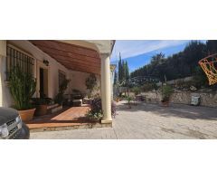 Impresionante Chalet en Urbanización Encinares de Alcolea con Piscina y Amplias Estancias