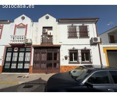 ???? ¡Oportunidad en Fuente Palmera! Casa adosada con amplios espacios y gran potencial ??????
