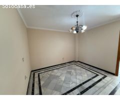 ???? ¡Oportunidad en Fuente Palmera! Casa adosada con amplios espacios y gran potencial ??????