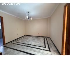 ???? ¡Oportunidad en Fuente Palmera! Casa adosada con amplios espacios y gran potencial ??????
