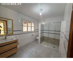 ???? ¡Oportunidad en Fuente Palmera! Casa adosada con amplios espacios y gran potencial ??????