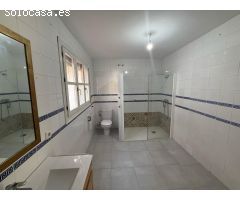 ???? ¡Oportunidad en Fuente Palmera! Casa adosada con amplios espacios y gran potencial ??????