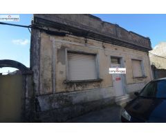 Se vende casa para restaurar con terreno en Carreira con vistas al mar y