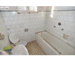 Se vende casa para restaurar con terreno en Carreira con vistas al mar y