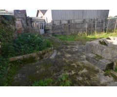 Se vende casa para restaurar con terreno en Carreira con vistas al mar y
