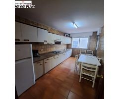 SE VENDE PISO EL EL CENTRO DE RIBEIRA DE TRES HABITACIONES