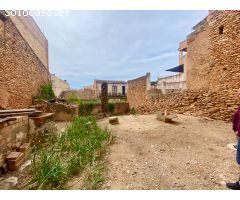 Masia con gran patio en el centro del pueblo