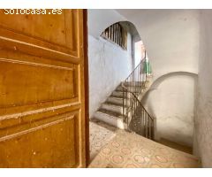 Masia con gran patio en el centro del pueblo