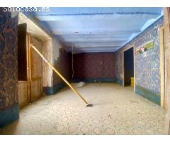 Masia con gran patio en el centro del pueblo