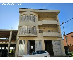Oportunidad: Casa de 2 pisos con almacén y terreno en Alguaire
