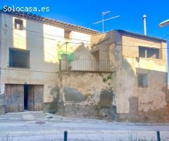 Casa con patio, piso y desván en Sarroca de Lleida