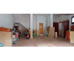 SANT CELONI (CENTRO): MAGNÍFICA CASA EN ESQUINA MUY BIEN SITUADA CON PÁRQUING Y TERRAZA