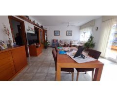 RIELLS Y VIABREA (PUEBLO):  CHALE ESQUINERO Y ADAPTAD0 EN PLENO CENTRO CON INCREIBLE GARAJE