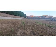 SANT CELONI (SOT DE LES GRANOTES): GRAN TERRENO URBANO A UN PASO DE COMERCIOS Y ZONAS VERDES