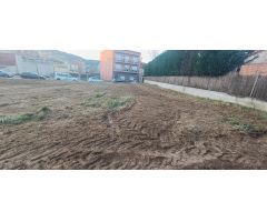 SANT CELONI (SOT DE LES GRANOTES): GRAN TERRENO URBANO A UN PASO DE COMERCIOS Y ZONAS VERDES