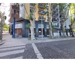 Tu negocio en un amplio local en bruto de lEixample de Figueres
