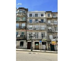 Ático reformado de dos habitaciones con trastero en el centro de Vigo