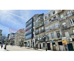 Ático reformado de dos habitaciones con trastero en el centro de Vigo