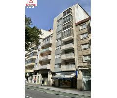 Oportunidad única en el corazón de Vigo: piso de 4 habitaciones en Calle Pizarro con garaje amplio