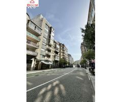 Oportunidad única en el corazón de Vigo: piso de 4 habitaciones en Calle Pizarro con garaje amplio