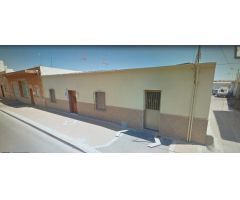 SE VENDE AMPLIA CASA EN CARRETERA DE LA MOJONERA