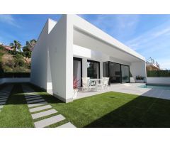 Villa independiente de obra nueva con piscina privada en parcela de 300 m2