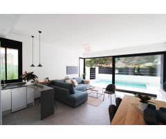 Villa independiente de obra nueva con piscina privada en parcela de 300 m2