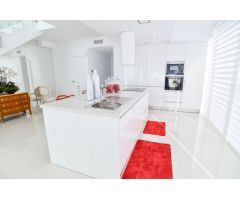 Vivienda moderna de diseño, luminosa y amplia de líneas rectas