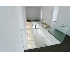 Vivienda moderna de diseño, luminosa y amplia de líneas rectas