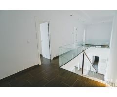 Vivienda moderna de diseño, luminosa y amplia de líneas rectas