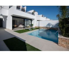Villa de 3 dormitorios y 3 baños, 600 metros de la playa en Santiago de la Ribera.