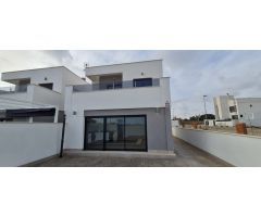 Villa Independiente con 3 Dormitorios en Villamartin.
