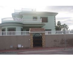 Fantástico Chalet Estilo Mediterráneo en Los Altos de Torrevieja con 3 Dormitorios y 4 Baños.