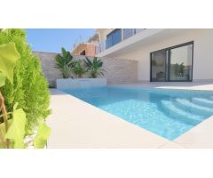 Chalet adosado a la venta con piscina privada en Guardamar del Segura