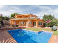 Casa en venta con vistas y piscina en Calella
