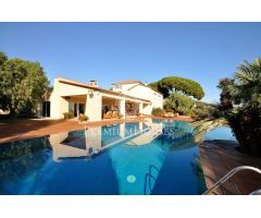 Casa en venta en Sant Andreu de Llavaneres con piscina y privacidad.