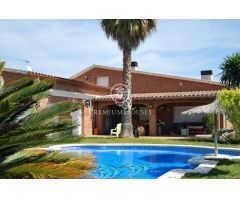 Espectacular casa en venta con piscina en Cabrera de Mar, en planta, elegante y práctica.