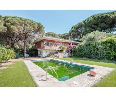 Casa en venta de una sola planta con piscina en Sant Andreu de Llavaneres – Rocaferrera