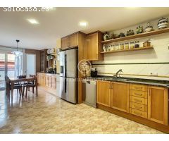 Venta de casa con local comercial y ascensor en Pineda de Mar