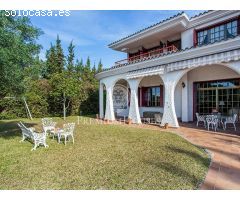 Casa en venta con jardín y piscina en Alella zona de Can Teixidó