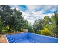 Casa unifamiliar en venta con vistas y piscina infinity en Santa Susanna