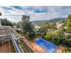 Casa unifamiliar en venta con vistas y piscina infinity en Santa Susanna