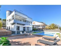 Casa en venta con fantásticas vistas y piscina en Sant Pol de Mar