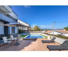 Casa en venta con fantásticas vistas y piscina en Sant Pol de Mar