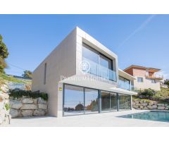 Casa en venta con espectaculares vistas al mar en Santa Susanna