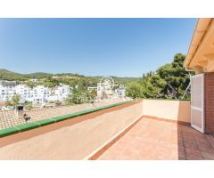 Adosado en venta en Tiana, espacioso y bien distribuido